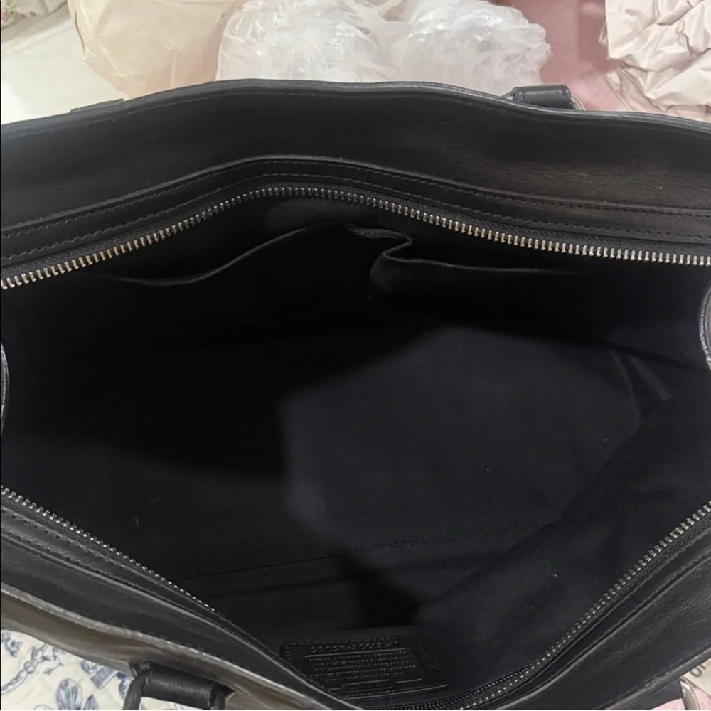 Elegant Black Leather Tote Bag - Picture 2 of 5